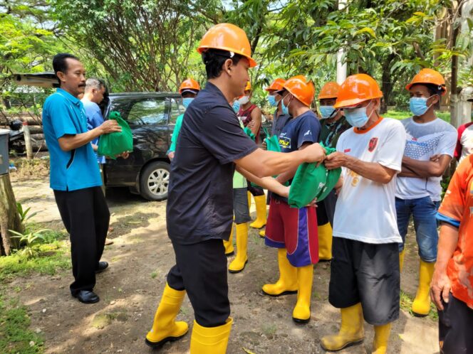 
					Perhutani KPH Lawu Ds Bagikan Paket Sembako ke Pekerja Hutan di 5 Kabupaten