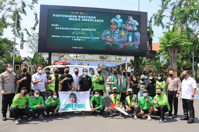 
					Persebaya Dapat Mobil Ambulan, Kapolrestabes Surabaya : Semoga Mobil Ini Bisa Bermanfaat Untuk Sesama