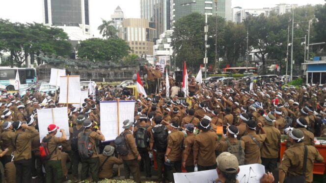 
					Anggota Sekar Perhutani Aksi Damai Dalam Penyelamatan Hutan Jawa