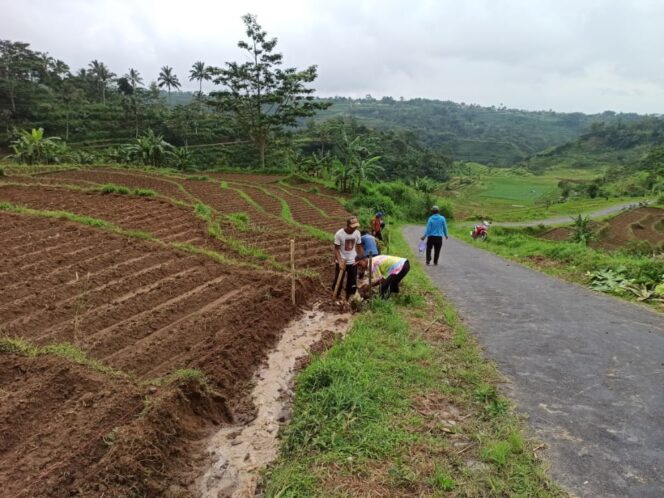 
					Melalui Program P3TGAI, “Hippa Maju Lancar Desa Gonggang” Bangun Saluran Irigasi Guna Tunjang Produktivitas Pertanian