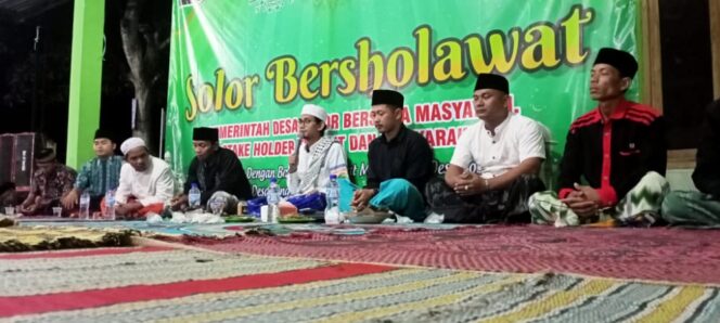 
					Bersama Warganya, Pemdes Solor Amalkan Sholawat Nariyah
