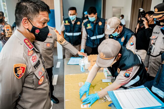 
					Kombes Pol A Yusep Pimpin Langsung Tes Urine Anggota