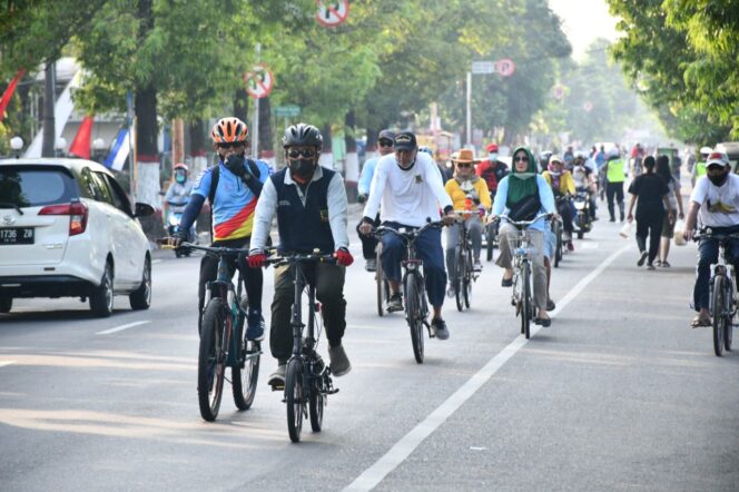 
					Gubernur Jawa Timur Gowes Bareng Danrem 082/CPYJ dan Walikota Mojokerto