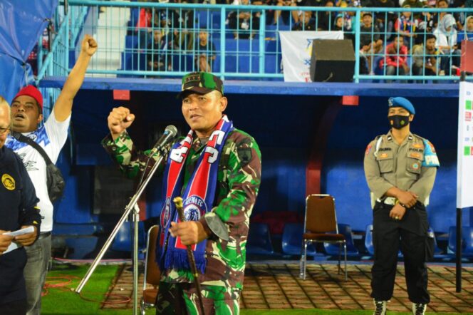 
					Jadi Kebanggaan Arema, Syal Kehormatan Dikalungkan