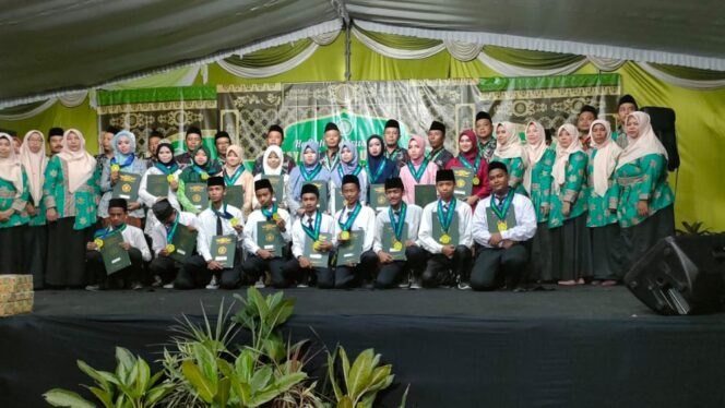 
					Gelar Wisuda MTs Nurul Huda Kemantren Tahun Ajaran 2021-2022