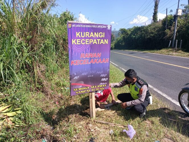
					Beberapa tempat Rawan Laka Lantas dipasang Banner Himbauan Oleh Satlantas