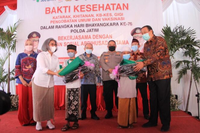 
					Sambut Hari Bhayangkara ke-76, Polda Jatim Gelorakan Bakti Kesehatan