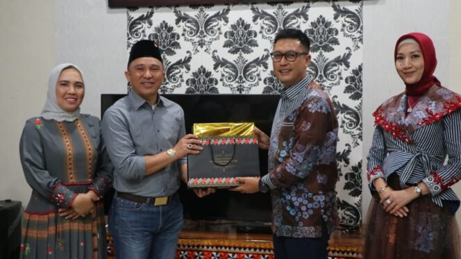 
					PEMERINTAH KABUPATEN LAMPUNG BARAT GELAR SERAH TERIMA JABATAN KAPOLRES