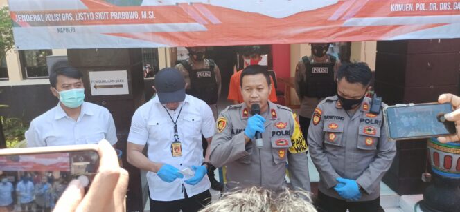 
					Ungkap Perkara Pengeroyokan Penganiayaan Dan  Kepemilikan  Senjata Tajam Di Pacar Keling Oleh  Kapolsek Tambak Sari