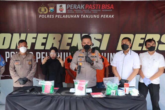
					Kurir Sabu Asal Lumajang Di Ringkus Polres Pelabuhan Tanjung Perak, 3,038 Kilogram Sabu Diamankan
