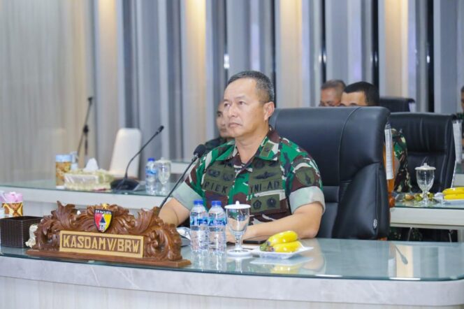 
					Kasdam V/Brawijaya Pimpin Vicon Terkait Penanganan PMK Di Jawa Timur