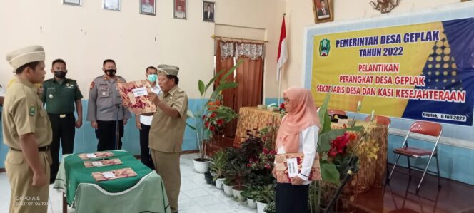 
					Guna Kelengkapan Penataan Pelayanan, PemDes Geplak Karas Lantik “Dua Formasi Jabatan