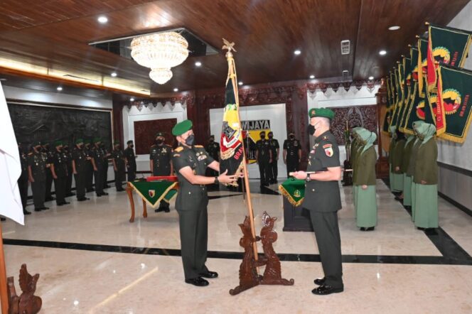 
					Pangdam V/Brawijaya Pimpin Serah Terima Jabatan Perwira Menengah di Lingkungan Kodam V/Brawijaya