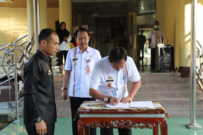 
					Sekretris Kabupaten (Sekkab) Lampung Barat, Drs. Hi. Nukman MS, MM Resmi Dilantik