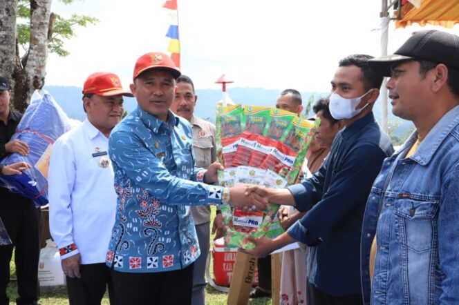 
					Bupati Lampung Barat Serahkan Alat Pertanian Kepada Petani