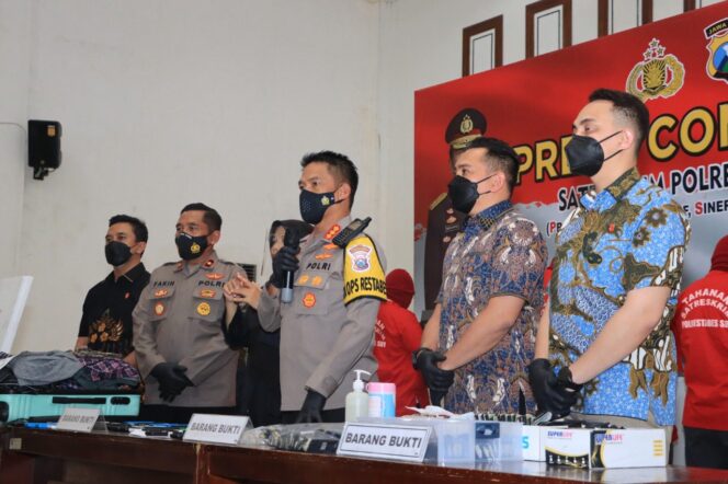 
					Satreskrim Polrestabes Surabaya Berhasil Ungkap Kasus  Sindikat Joki Online Masuk SMBPTN