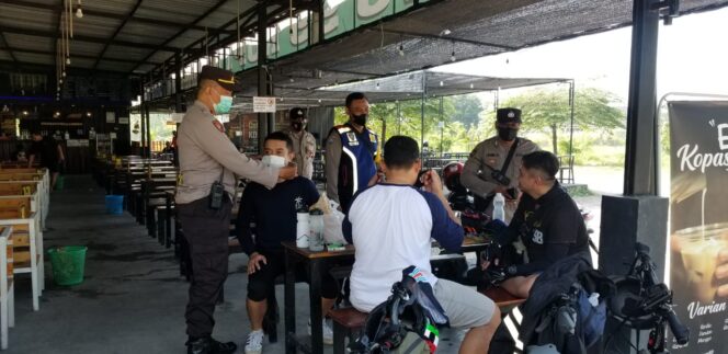 
					Menunjang 7 Program Prioritas Kapolri Polsek Gunung Anyar Patroli Pengunjung Warkop