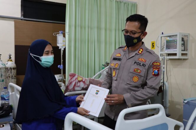 
					Kapolres Bondowoso Sambangi Anggotanya yang Sakit