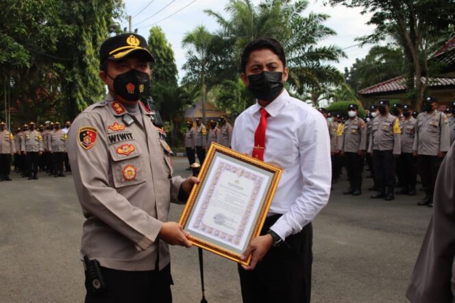 
					Hadiah Seekor Kambing Hiasi Pemberian Reward Polres Bangkalan Kepada Personil Berprestasi