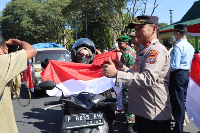 
					Forpimda Bareng Wakapolres Bondowoso Bagikan Seribu Bendera