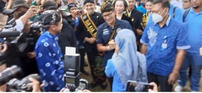 
					Mas Menteri Di Dampingi Bupati Blitar Kunjungi Desa Peraih 50 Besar ADWI 2022