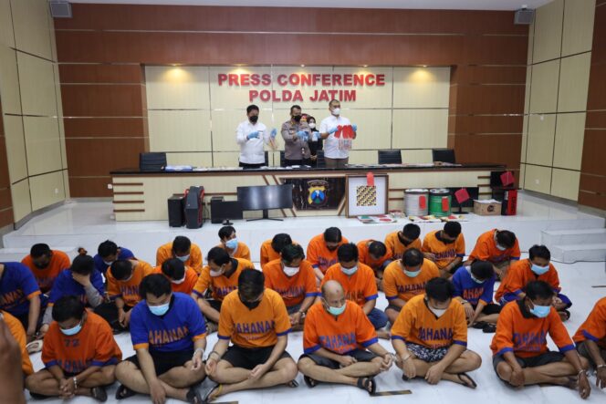 
					Sindikat Judi Online Dibongkar Polda Jatim,500 Tersangka Ditahan