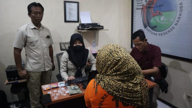 
					Wanita Asal Galis Diringkus Polisi Lantran Kedapatan Simpan Sabu 27 Gram 
