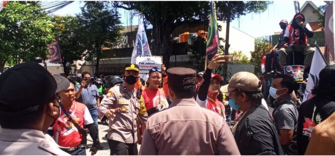 
					Kapolsek Tegalsari Turun Langsung Dalam Pengamanan Unras Di Depan Kantor Shopee Food Jalan Rongolawe Surabaya