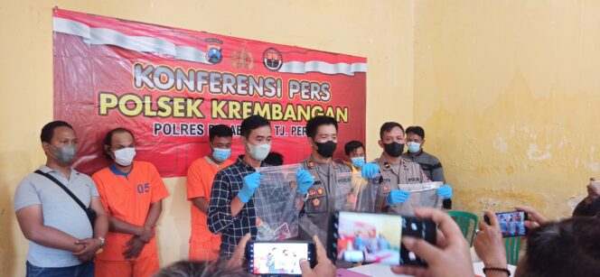 
					Polsek Krembangan Ringkus 7 Pecandu Narkoba 2 masih Dibawah Umur