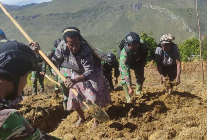 
					Didampingi Satgas Arya Kemuning, Warga Umbana Bersemangat