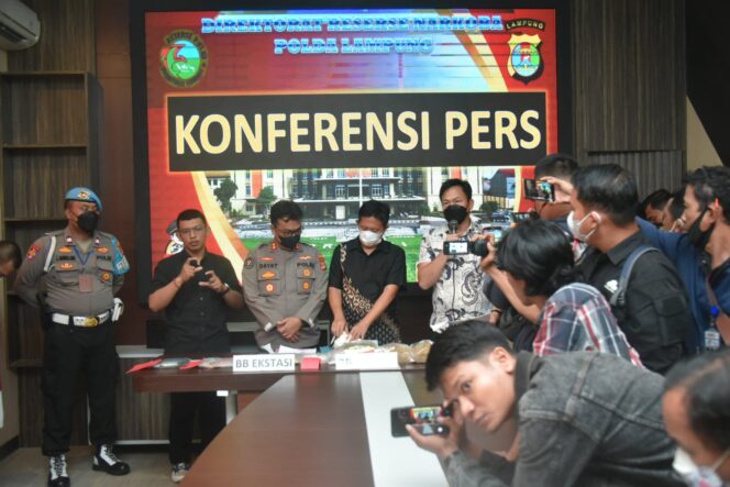 
					Ribuan Butir Ektasi Dan Sabu Berhasil Disita Ditresnarkoba Polda Lampung