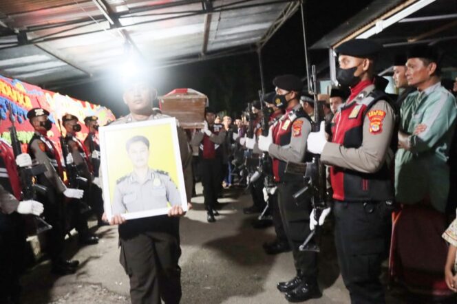 
					Kapolres Pimpin Upacara Pemakaman Aipda Ahmad karnain Di TPU Gunung Sugih