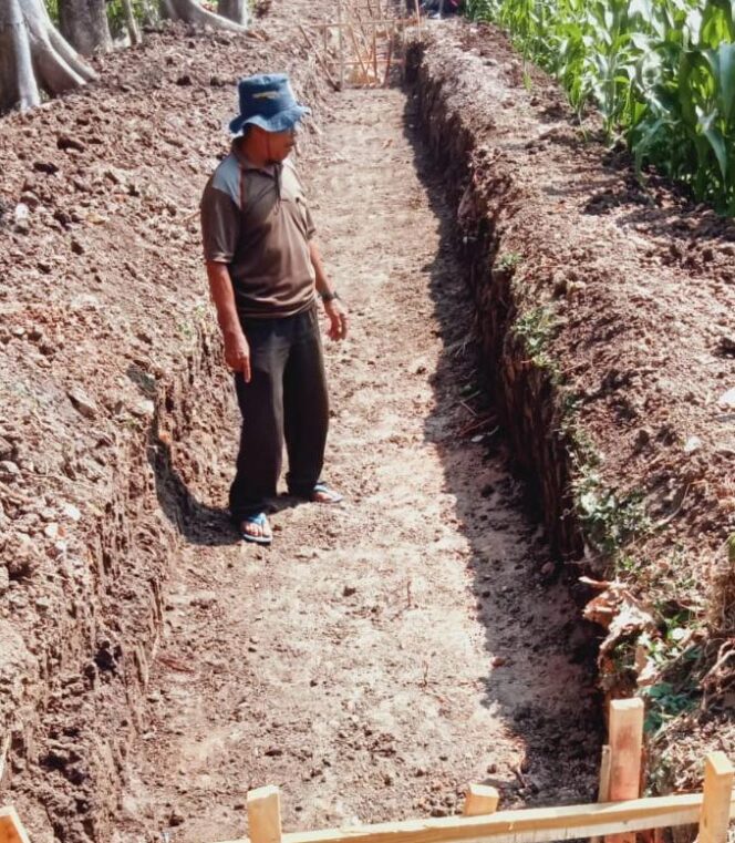 
					Tunjang Produktivitas Pertanian “Hippa Sumber Rezeki Desa Ngasinan” Bangun Saluran Irigasi