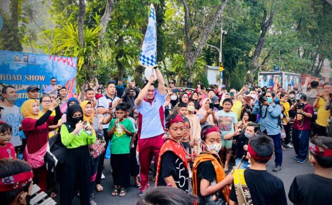 
					Satlantas Polrestabes Roadshow Kamseltibcar Lantas di Area Car Free Day Taman Bungkul