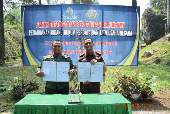 
					Penandatangan MoU Perhutani Jombang Dan Kejari Jombang