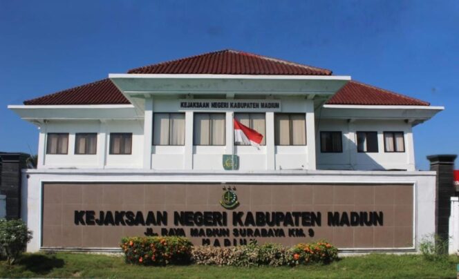 
					Aksi Unjuk Rasa LSM PGI, Tuntut Kajari Out Dan Mutasi Dari Madiun