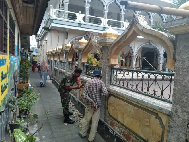 
					Anggota TNI-AD Dikerahkan, Bantu Renovasi Masjid Di Gelegel