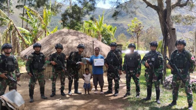 
					Door To Door, Satgas Yonmek 203/AK Satroni Rumah Warga