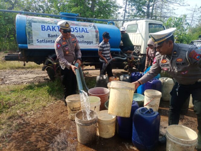 
					Warga Lumbang Terdampak Kekeringan, Polres Probolinggo Distribusikan 8.000 Liter Air Bersih
