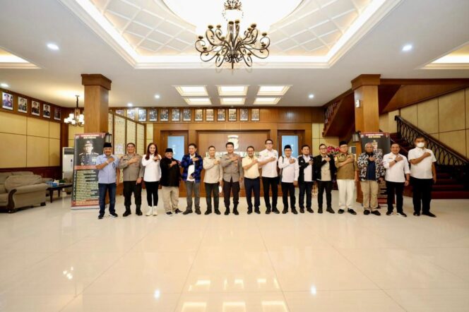 
					Kunker Spesifik Komisi III DPR RI ke Polda Jatim, Wakil Ketua Komisi III Adies Kadir Apresiasi Program-program Polda Jatim