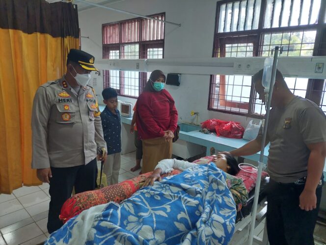 
					Kapolres Lampung Barat Kunjungi Anggota Polri Korban Kebakaran
