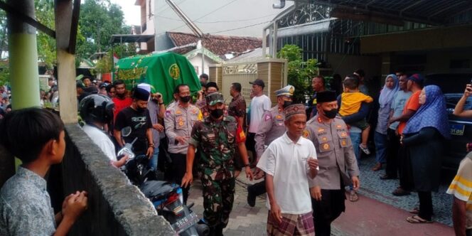 
					Anggota TNI Kawal Keberangkatan Jenazah Bregi Andri Kusuma