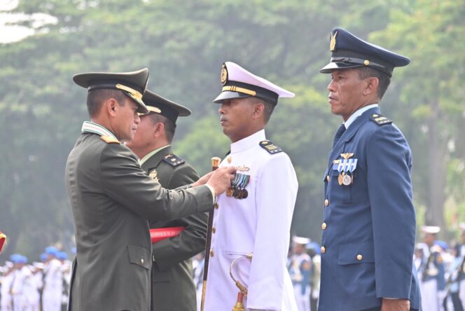 
					Upacara HUT TNI ke-77 di Lapangan Kodam V/Brawijaya