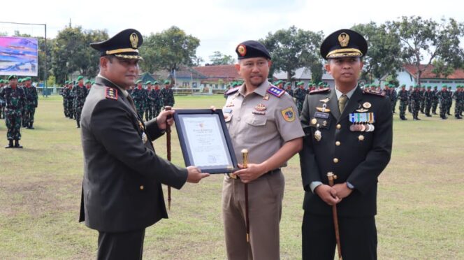 
					Kepala BPN Serahkan Sertifikat Tanah Milik Batalyon Infanteri 527/BY di Momen HUT TNI Ke-77