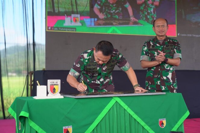 
					Pangdam V/Brawijaya Mendampingi Jenderal TNI Dr. Dudung Abdurachman Dalam Panen Raya Padi Di Tulungagung