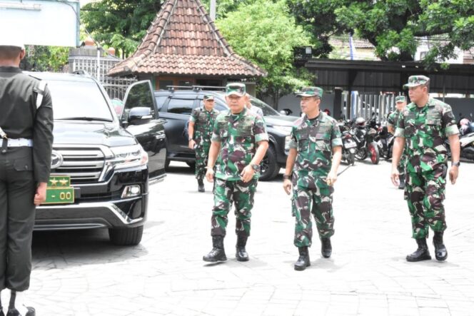 
					Danrem 082/CPYJ Sambut Kunjungan Kerja KSAD