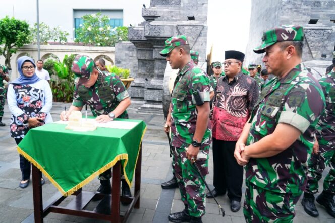 
					Kunjungan Kerja KSAD Jend. Dudung Ke PT. Pindad dan Makam Bung Karno
