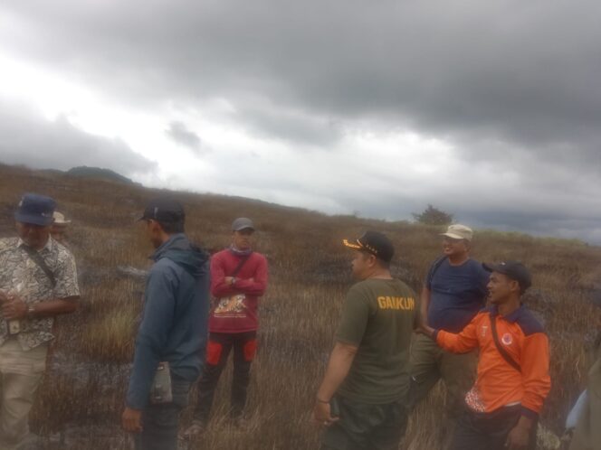 
					Koramil 422-07/Batu Brak beserta tim Gerak Cepat Atasi Kebakaran Hutan