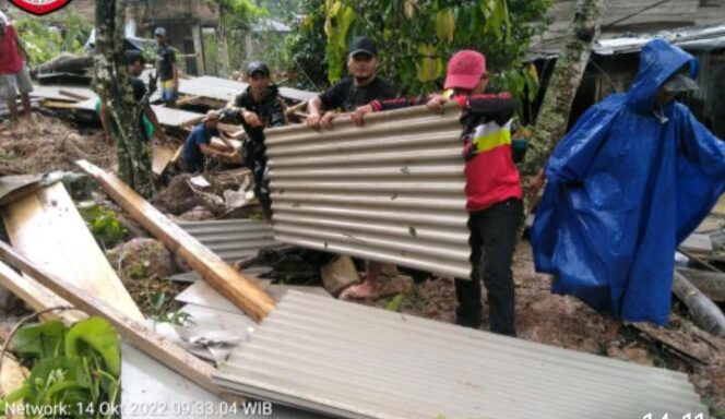 
					Akibat Hujan Deras Beberapa Rumah Warga Tertimbun Longsor Dikecamtan Suoh