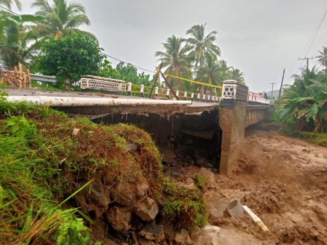 
					Banjir Bandang Porak Porandakan Pesisir Barat ” Jembatan Way Sanggaruga” Terancam Putus